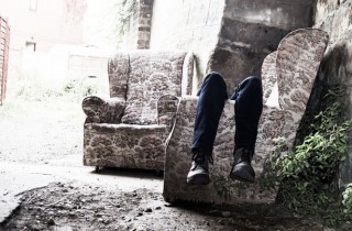 Persona sola sentada en un sillon