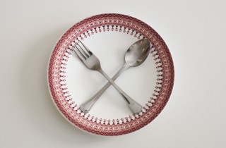 Plato vacío con cubiertos