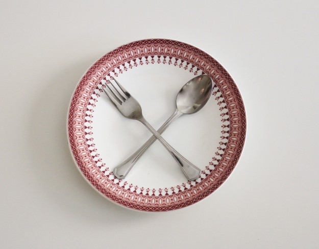 Plato vacío con cubiertos